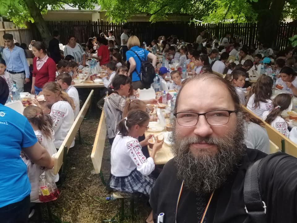 De 1 Iunie, Pr. Dan Damaschin din Iași le-a oferit o zi plină de bucurie mai multor sute de copii. Să ne alăturăm și noi faptelor bune ale părintelui!