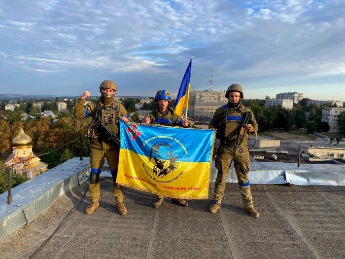 Ministerul Apărării a modificat pe tăcute legislația pentru a permite intrarea, șederea și ieșirea trupelor străine pe teritoriul național. Se dorește antrenarea soldaților ucraineni în România, dar nu se exclude nici pregătirea de operațiuni militare peste graniță. Dezvăluiri Inpolitics
