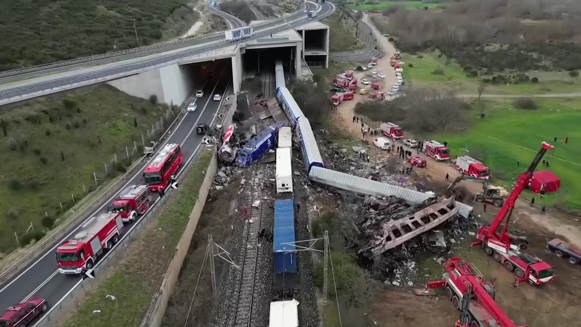 Tragedie feroviară în Grecia: Un tren de persoane s-a lovit frontal cu un mărfar care venea din sens contrar pe aceeași linie. Zeci de morți și răniți. Opinia lui Dan Diaconu