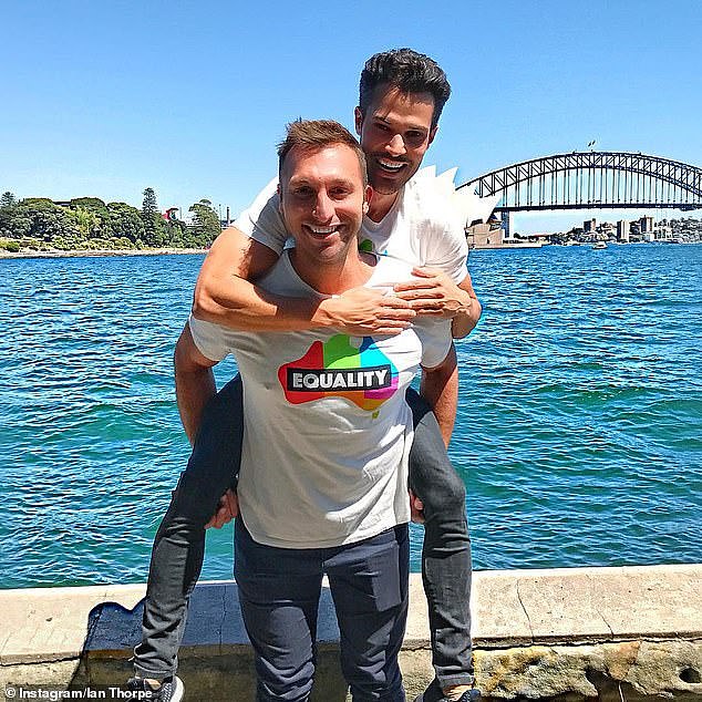 Ryan Channing, un fotomodel homosexual din Australia, a murit subit în Indonezia la doar 32 de ani, după ce cu 8 săptămâni în urmă fusese internat cu Covid. Familia neagă orice legătură cu virusul, dar nu spune nimic despre vaccin